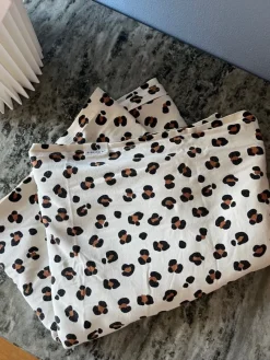 Tradera Bärsjal från Coracor - Leopardmönstrad (Leo off-white)> Babyprodukter