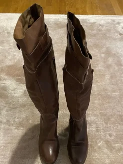 Tradera Damskor<Bruna Stövlar Storlek 37
