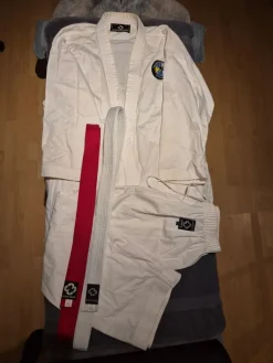 Tradera Kampsport<Budo Nord Karateuniform Storlek 180 inkl vitt bälte + rött bälte