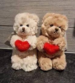 Tradera Nalle- & Teddybjörnar<Bukowskis nallar med hjärtan