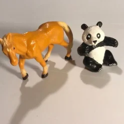 Tradera Samlarfigurer<Bully djur häst o panda söta djurfigurer figurer ”björn” o riddjur svartvit brun