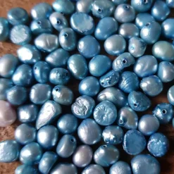 Tradera ca 90st blå sötvattenspärlor^ Smyckestillverkning