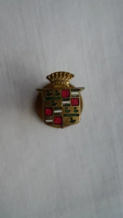 Tradera Mobilia<Cadillac Pin nålmärke Badge for buttonhole very old i fint skick