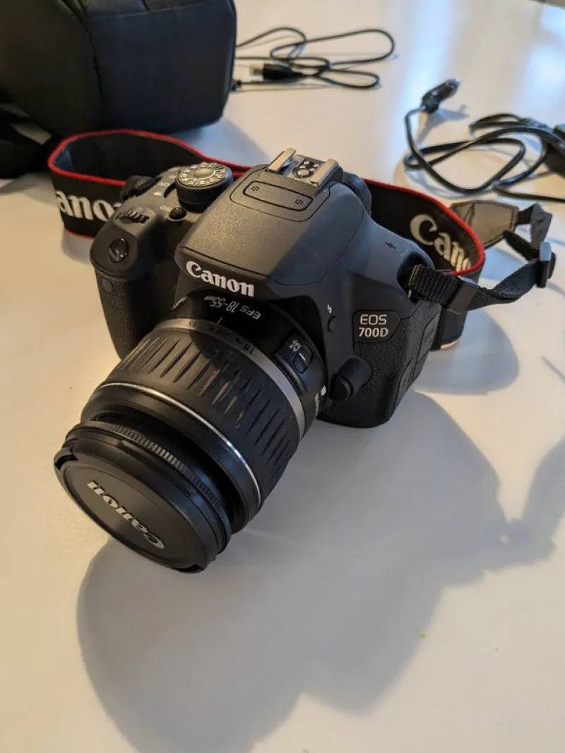 Tradera Canon 700D + tillbehör^ Fotokameror