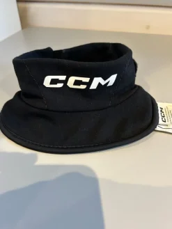 Tradera Hockey & Skridskor<CCM Halsskydd NGPRO JR 26-35 cm