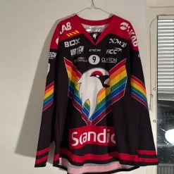 Tradera Sportmemorabilia<CCM Hockeytröja Kiruna IF - Regnbågströjan - 2014