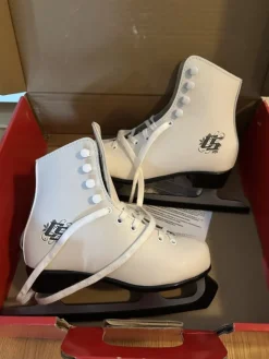Tradera Konståkning<CCM konståkningsskridsko - storlek 33 - mycket bra skick