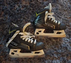 Tradera Hockey & Skridskor<CCM Super Tacks 9370 målvaktsskridskor strl 2D (ca 35)
