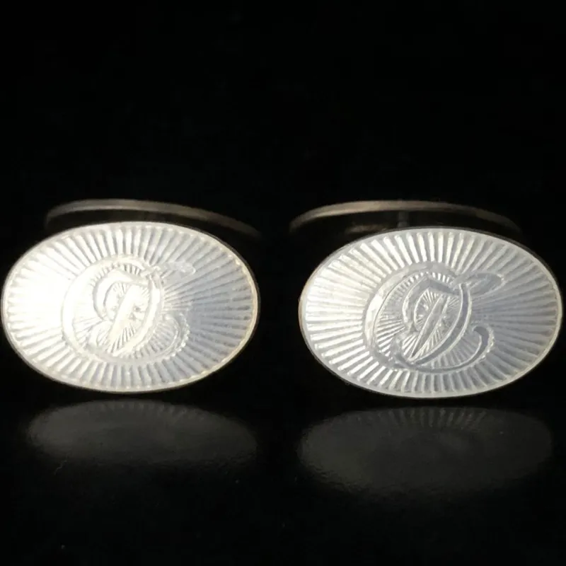 Tradera Manschettknappar<CG Hallberg 830 silver vit emalj monogram guilloche manschettknappar 20-tal