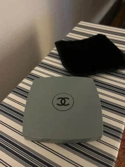 Tradera Övriga Skönhetsprodukter<Chanel Beauté - dubbelsidig fickspegel