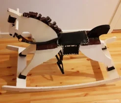 Tradera Charmig gunghäst i trä. Vintage.> Gunghästar & Åkdjur