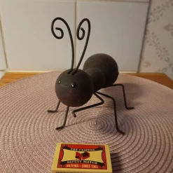 Tradera Trädgårdsdekorationer<Charmig myra i metall. 15 cm lång