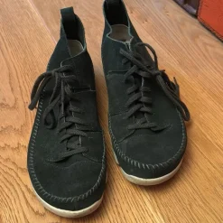 Tradera Herrskor<Clarks Herrskor - Mörkgröna - Mocka - Storlek 45/46