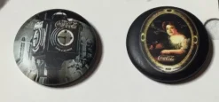 Tradera Coca-cola. 2 st. Badge , nålmärke. diameter 25 mm.^ Breweriana