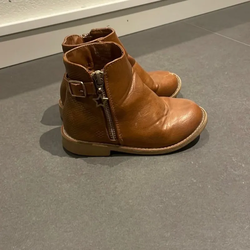 Tradera Cognacfärgade kängor strl 25/26> Barnskor & Babyskor