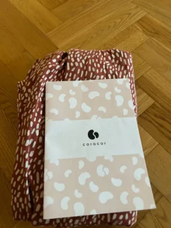 Tradera Coracor bärsjal i trikå, spicy sprinkles> Babyprodukter