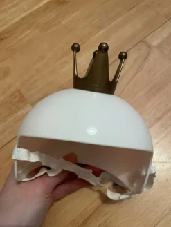 Tradera Cykelhjälm med krona - Skrållan> Dockskåp & Dockor