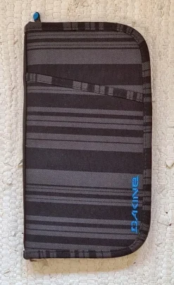 Tradera Dakine reseplånbok i fint skick> Plånböcker