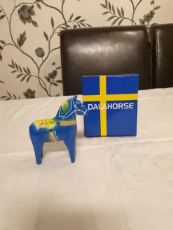 Tradera Dalahäst i blå med guldmönster - Ny i originalförpackning^ Dalahästar
