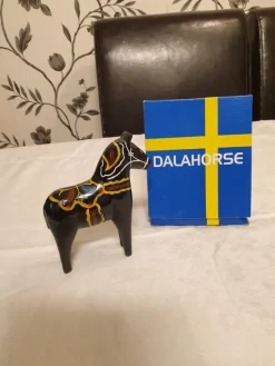 Tradera Dalahäst i svart med guldmönster - Ny i originalförpackning^ Dalahästar