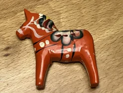 Tradera Dalahäst röd Kylskåpsmagnet 1970tal Nils Olsson Nusnäs^ Dalahästar
