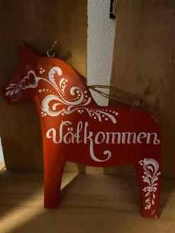 Tradera Dalahäst välkommen skylt höjd 20 cm^ Dalahästar