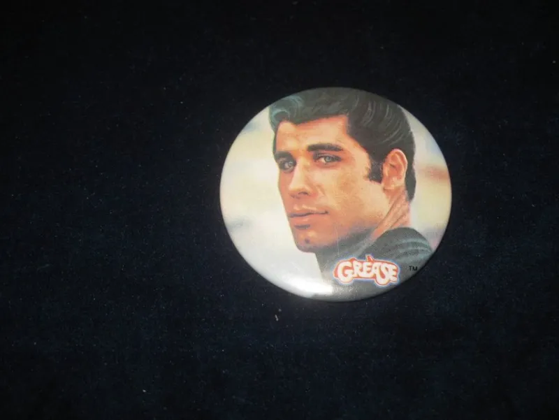 Tradera DANNY ZUKO-RETRO BADGE GREASE IS THE WORD 1978^ Filmmemorabilia