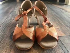 Tradera Tävlingsdans<Dans skor, bruna, storlek 36 innermott 22,5 cm oanvendt