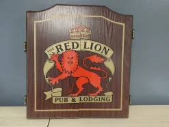 Tradera Dart<Dart tavla HARROWS Official-Red Lion Pub & Lodging fint skåp med motiv dart