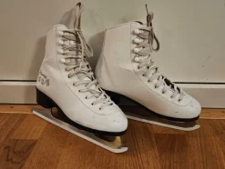 Tradera Konståkning<Davos skridskor i storlek 36. Konståkningsskridskor.