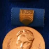 Tradera Militära Samlarsaker<DDR FDJ, Artur Becker Medaljen Brons.