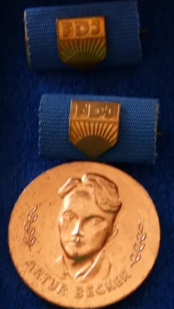 Tradera Militära Samlarsaker<DDR FDJ, Artur Becker Medaljen Brons.