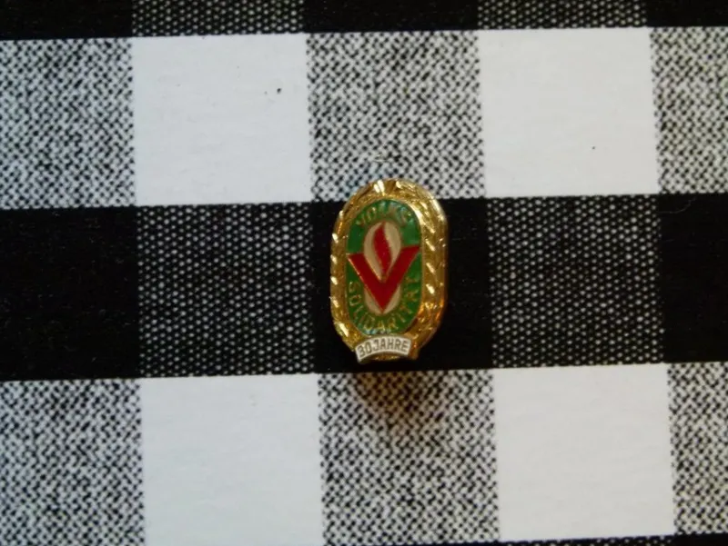 Tradera Militära Samlarsaker<DDR, Volks solidarität äretecken i guld 30 år.
