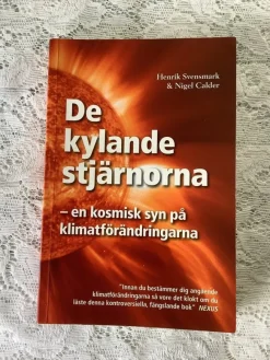 Tradera De kylande stjärnorna : en kosmisk syn på klimatförändringarna> Naturvetenskap