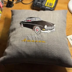 Tradera Dekorativ kudde med Volvo Amazon-broderi^ Biltillbehör