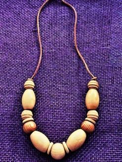 Tradera Halsband<DEKORATIVT HALSBAND. NATURFÄRGADE TRÄPÄRLOR