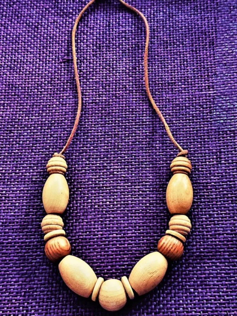 Tradera Halsband<DEKORATIVT HALSBAND. NATURFÄRGADE TRÄPÄRLOR