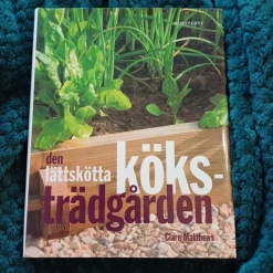 Tradera Den lättskötta köksträdgården, Clare Matthews, inbunde (2011)n> Botanik