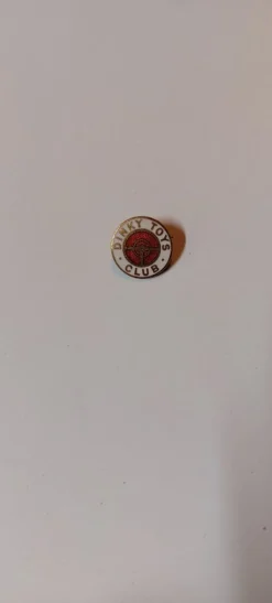 Tradera Leksaks- & Samlarbilar<Dinky Toys Club Emblem från 50-talet