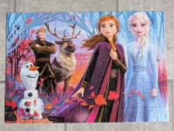 Tradera Disney Frozen pussel 104 bitars 45;5 x 33,5 cm.> Barnspel & Pussel
