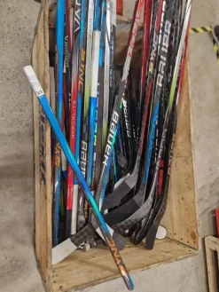 Tradera Hockey & Skridskor<Diverse knäckta kolfiber klubbor