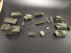 Tradera Diverse modeller från en armé samt en hög med instruktionsböcker^ Skalamodeller