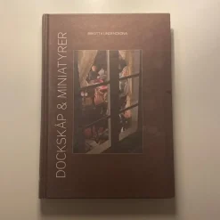 Tradera Dockskap & Miniatyrer - Birgitta Lindencrona (2008)> Handarbete