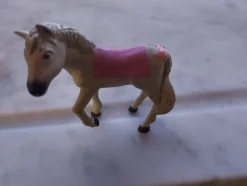 Tradera Övriga Samlarleksaker<Dockskåp Häst Grå Plast Rosa Chabrak Längd ca 7,2 cm/Höjd ca 7 cm