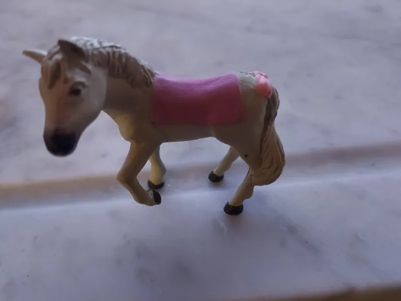 Tradera Övriga Samlarleksaker<Dockskåp Häst Grå Plast Rosa Chabrak Längd ca 7,2 cm/Höjd ca 7 cm
