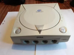 Tradera Sega<Dreamcast: Sega Dreamcast konsol (OBS DEFEKT!!)