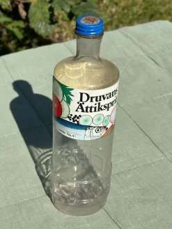 Tradera Varuförpackningar<Druvans ättiksprit retro plast flaska Druvan Eslöv Vintage