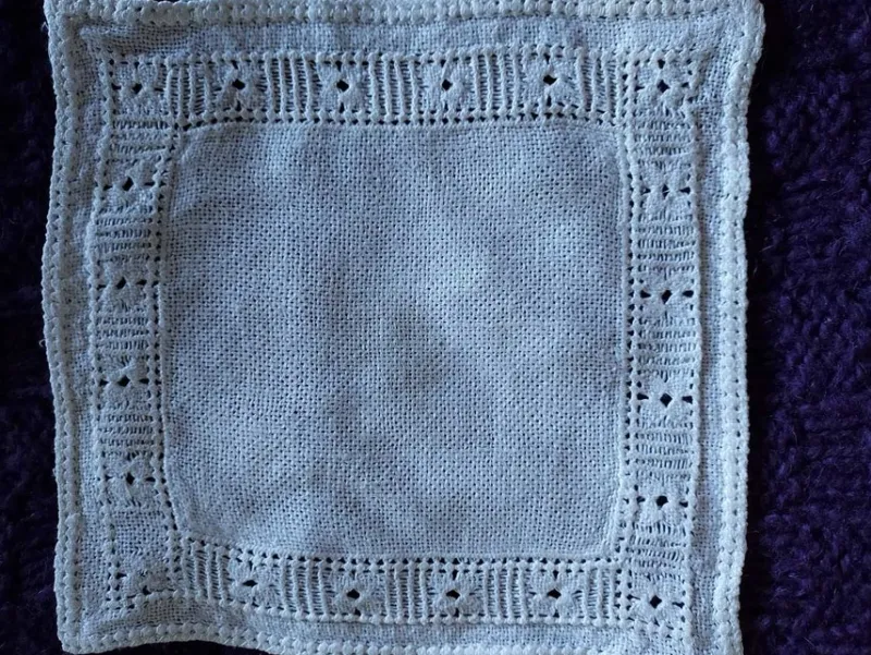 Tradera duk handbroderad VIT linne 19x20 cm !> Textilier