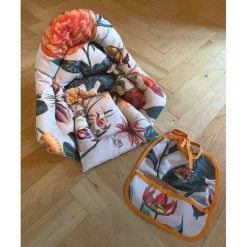 Tradera Dyna till barnmatstol, med tillhörande haklapp> Barn- & Babystolar