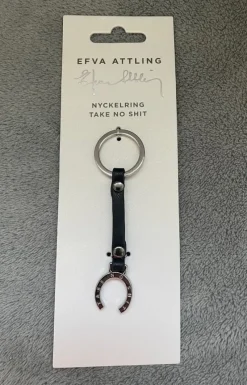 Tradera Övriga Smycken<Efva Attling - Take no shit, nyckelring (oanvänd!) väsksmycke